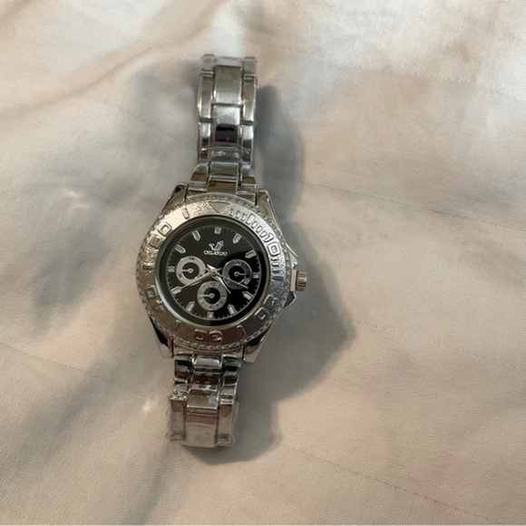 Ladies Silvertone Watch NWT - Picture 3 of 11